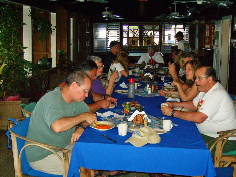 ../Images/peopledinner.jpg
